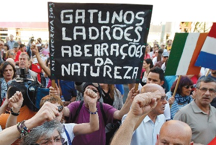 Centenas de pessoas saíram à rua para contestar a política de cortes e de austeridade, imposta pela troika e seguida pelo Governo, pedindo eleições antecipadas