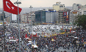 A polícia antimotim dispersou os manifestantes concentrados na praça Taksim, em Istambul