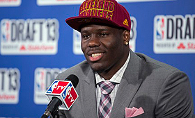 Anthony Bennett (UNLV), que foi selecionado em primeiro pelos Cleveland Cavaliers, no NBA basketball draft, fala durante uma conferência de imprensa - 27 de junho de 2013. (The Associated Press/Craig Ruttle)