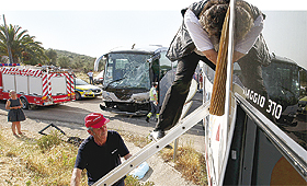 Vítimas retiraram os seus bens do autocarro após o acidente no cruzamento