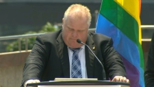 Rob Ford lê uma proclamação para a Semana do Orgulho, durante o evento do hastear da bandeira na Câmara Municipal - 24 de junho, 2013.