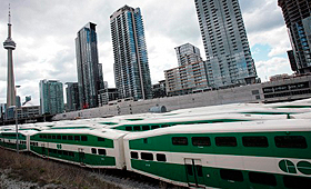 Comboios GO Transit em Toronto. (The Canadian Press/Kenneth Armstrong)