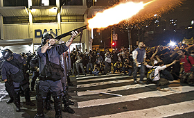 Polícia carrega sobre milhares de manifestantes em várias cidades