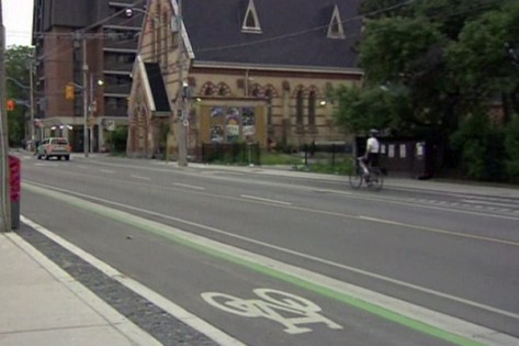 Um ciclista passeia na Sherbourne Street - 10 de junho de 2013. (CityNews)