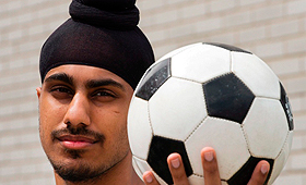 Aneel Samra, 18, segura uma bola de futebol no quintal de sua casa, em Montreal - 5 de junho, 2013. Samra não joga futebol [soccer] organizado desde o ano passado, devido ao seu turbante religioso. (The Canadian Press / Ryan Remiorz)