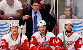 O treinador Mike Babcock (Detroit Red Wings) durante um jogo de hóquei da NHL. (AP Photo/Nam Y. Huh)