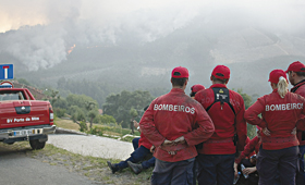 Durante todo o dia de ontem, bombeiros de várias corporações estiveram empenhados em evitar reacendimentos dos fogos, como aconteceu em Sever do Vouga