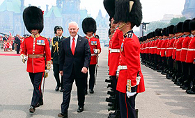 O governador geral David Johnston inspeciona a guarda de honra nas celebrações do Dia do Canadá no Parliament Hill, em Ottawa - 1 de julho, 2013.(THE Canadian Press/Fred Chartrand)