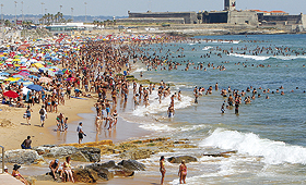 Praia de Carcavelos encheu: com o calor só se estava bem na água