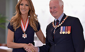 Celine Dion é elevada a Companion of the Order of Canada, pelo governador general David Johston, em Quebec City  - 26 julho de 2013. (The Canadian Press/Jacques Boissinot)