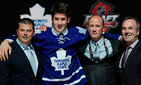 Frederik Gauthier, um centro, na foto com responsáveis dos Toronto Maple Leafs, usa a camisola do novo clube, depois de ter sido escolhido na posição 21, na primeira ronda do NHL hockey draft - 30 de junho, 2013, em Newark, NJ (AP / Bill Kostroun)