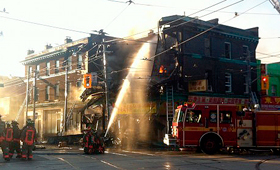 Grupo de bombeiros combate um fogo na Gerrard Street, Toronto – 12 de julho, 2013. (CITYNEWS/Stephen Dagg)