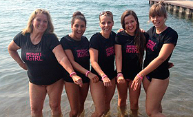 A equipa de natação The Because Girls Can vão tentar atravessar o Lago Ontário