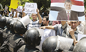 Islamitas apoiantes de Mursi manifestaram-se no Cairo durante a posse do presidente interino, Adly Mansour