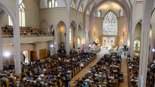 Pessoas assistem à missa na Igreja Ste-Agnes, em Lac-Mégantic, Quebec. (The Canadian Press/Paul Chiasson)