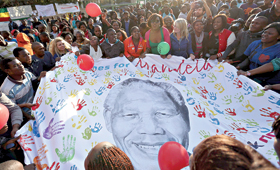 Multidão junto ao hospital onde Mandela está internado, em Pretória, festejou efusivamente os 95anos do estadista