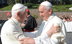 Bento XVI e Francisco benzeram ontem uma imagem de São Miguel no Vaticano. Um ato que foi entendido como um pedido de proteção contra o diabo