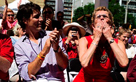 Justin Trudeau, à esquerda, sentado ao lado de Kathleen Wynne, num momento antes da Parada do Orgulho de Toronto - 30 de junho, 2013. (Michelle Siu/The Canadian Press)