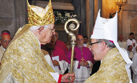 D. Manuel Clemente recebeu das mãos de D.José Policarpo (patriarca emérito) o báculo pastoral