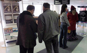 Pessoas fazem fila nos escritórios da Resource Canada em Montreal. (The Canadian Press/Ryan Remiorz)