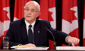 Frank Iacobucci aponta para um relatório – Ottawa. 21 de outubro, 2008. (The Canadian Press/Adrian Wyld)