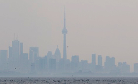 Névoa em Toronto. (The Canadian Press/Globe and Mail/Peter Power)