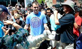 O novo avançado dos Leafs, Dave Bolland, trouxe a Stanley Cup a Mimico. (CityNews/Robin Kuniski)