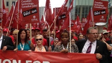 O presidente do CAW, Ken Lewenza, (direita), marcha com outros trabalhadores sindicalizados para protestar a possível entrada da Verizon no mercado canadiano. (Ken Enlow / CP24)