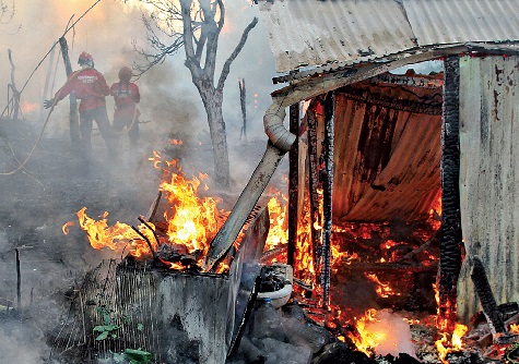 Em Chelas, uma zona de canaviais e pombais ficou destruída. Os bombeiros sapadores lutaram contra as chamas