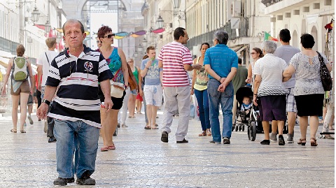 ‘Tó’ Dias, como é conhecido na Baixa de Lisboa, sofre de raquitismo. Apesar dos seus 1,33 m, o reformado vive sem complexos