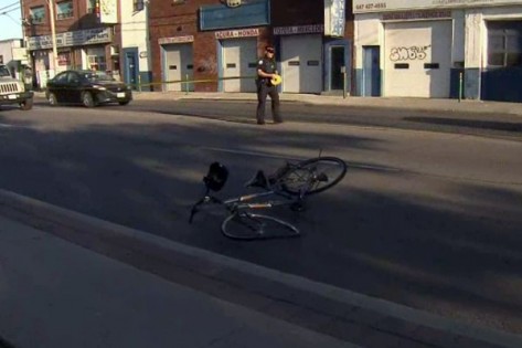 Polícia de Toronto investiga depois de um ciclista ter sido atingido na Dupont e Duffferin - 23 de agosto de 2013. CityNews.