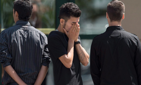 Muita emoção durante o funeral do jovem Sammy Yatim. (The Canadian Press/Frank Gunn)