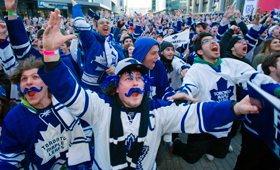 Fãs dos Toronto Maple Leafs comemoram um golo durante um jogo dos playoffs, na Maple Leaf Square - 13 de maio, 2013. (The Canadian Press / Frank Gunn)