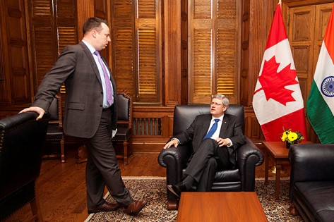 O primeiro-ministro Stephen Harper com o seu diretor de comunicações Andrew MacDougall - 23 de outubro de 2012. HANDOU