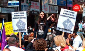 Sarah Yatim, à direita, e os amigos lideram a manifestação de protesto. (The Canadian Press / Galit Rodan)