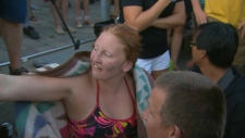 Ashleigh Beacham, 15, nas margens do Lago Ontário em Marilyn Bell Park depois de nadar ao longo do lago para angariar dinheiro para a Make-A-Wish - 18 de agosto, 2013