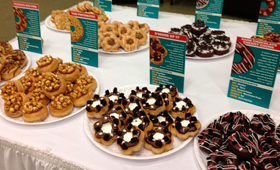 Donuts são exibidos no concurso “Duelling Donuts” do Tim Hortons, em Oakville, Ontário. (Adrian Lee / The Canadian Press)