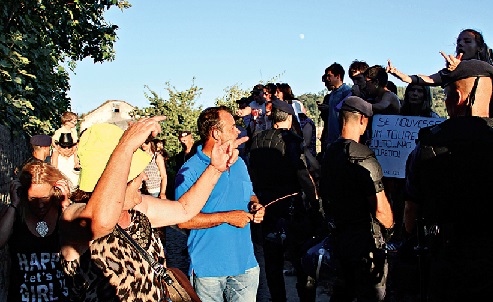 Protesto junto à arena amovível na freguesia de Darque, Viana do Castelo