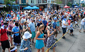 Os participantes no Taste of the Danforth estabeleceram um recorde mundial não oficial do Guinness para a linha de zorba mais longa.