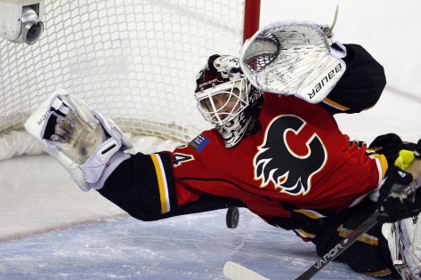 O guarda-redes dos Calgary Flames, Miikka Kiprusoff, da Finlândia, durante um jogo da NHL - 29 de março, 2013. The Canadian Press / Jeff McIntosh