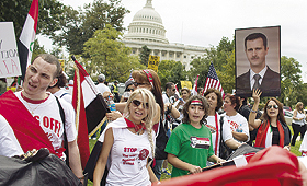 Sírios residentes nos EUA protestaram junto ao Capitólio, em Washington, contra um possível ataque militar ao seu país JIM LO SCALZO/EPA