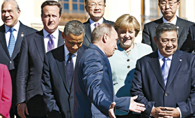 Putin encaminha-se para a tradicional foto de família do G20, em São Petersburgo. KEVIN LAMARQUE/REUTERS