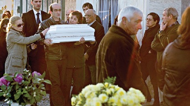 Numa cerimónia carregada de emoção e dor, Mafalda foi sepultada a 27 de dezembro de 2011. O pai, João Ribeiro, acredita na inocência da companheira (Foto de Rui Miguel Pedrosa)