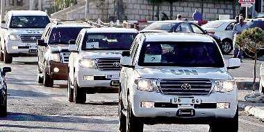 Coluna de veículos de peritos da ONU a caminho do Líbano após mais um dia de inspeções na Síria (Foto EPA)