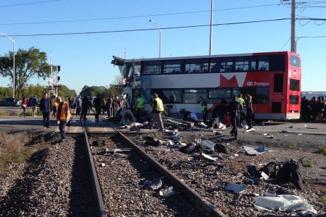 Um comboio Via Rail e um autocarro colidiram no extremo oeste de Ottawa - 18 de setembro de 2013. The Canadian Press / Terry Pedwell.