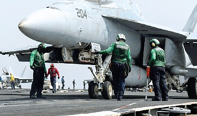 Preparativos de guerra no porta-aviões ‘Nimitz’ (foto Reuters)