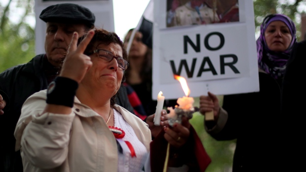 Uma mulher emociona-se durante uma vigília à luz de velas com os membros da comunidade Canadian Syrain, protestando contra a possível invasão sobre a Síria, em Ottawa - 07 de setembro de 2013. (Fred Chartrand / The Canadian Press)