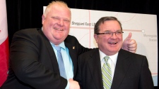 O ministro Federal das Finanças, Jim Flaherty, (direita) e o presidente de Toronto, Rob Ford apertam as mãos depois do anúncio do financiamento de uma extensão da linha de metro em Toronto - 23 de setembro de 2013. The Canadian Press / Frank Gunn