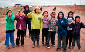 Os alunos que iriam participar na Terry Fox Run, na (escola) Rachel Arngnammaktiq Elementary School, em Baker Lake, Nunavut, posam para uma foto, publicada a 12 de setembro de 2013. Fonte: The Terry Fox Foundation