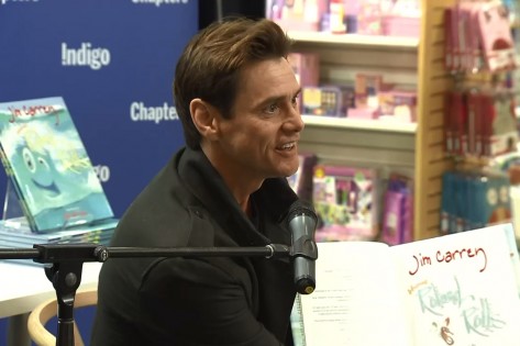 O ator e comediante Jim Carrey lê o seu livro 'How Roland Rolls' para uma multidão na loja Indigo, no Yorkdale Mall, 06 de outubro de 2013. CityNews